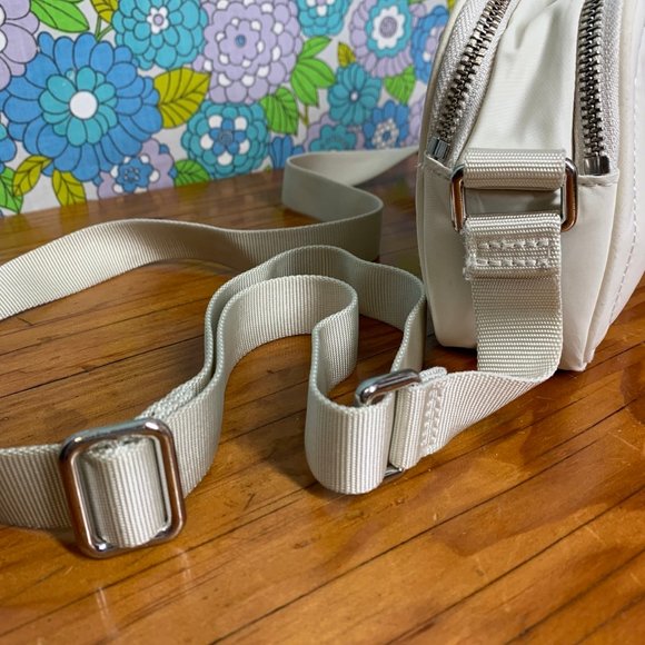 Lululemon  Ivory White Crossbody Camera Bag 2L - Picture 10 of 15